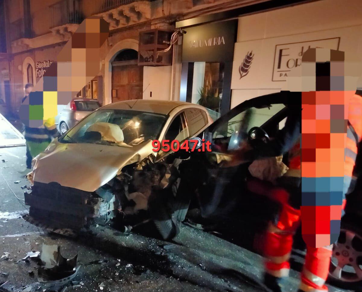 PATERNO’: VIOLENTISSIMO SCONTRO TRA DUE AUTO NELLA CENTRALISSIMA VIA VITTORIO EMANUELE NELLA NOTTE - 