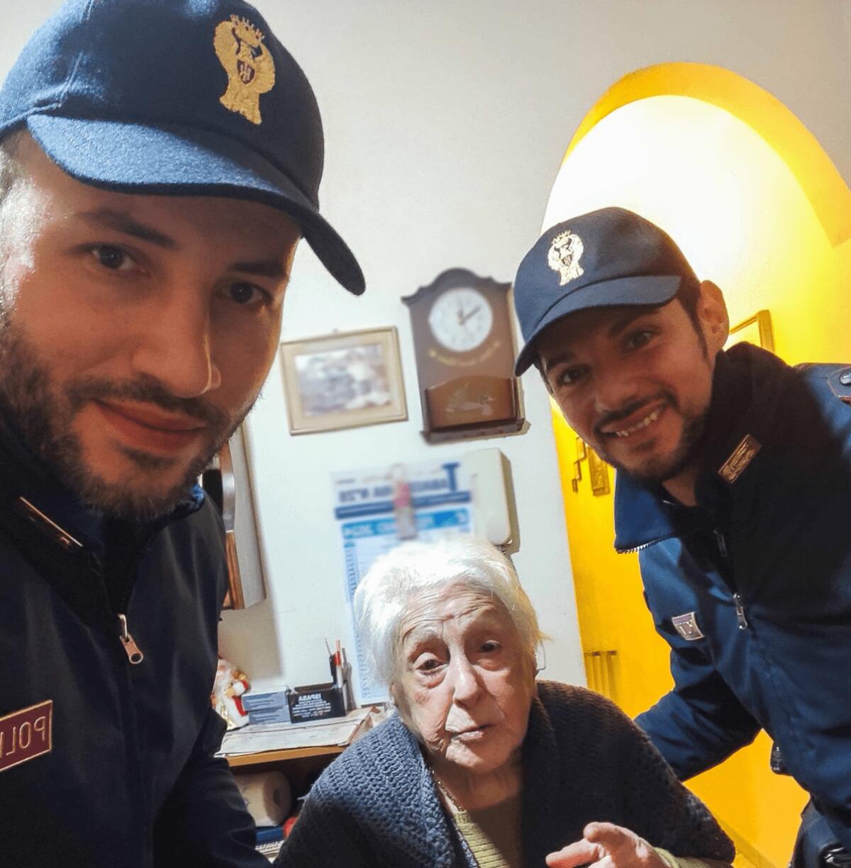 CATANIA. ANZIANA CHIAMA LA POLIZIA DI STATO PERCHÉ SI SENTE SOLA, GLI AGENTI VANNO A CASA PER FARLE COMPAGNIA - 