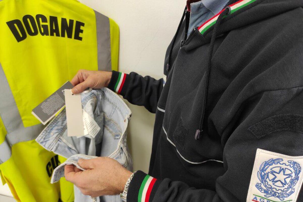 SCOPERTE SEIMILA PAIA DI JEANS MADE IN CHINA MA CON ETICHETTA ITALIANA: SANZIONATO L’IMPORTATORE - 