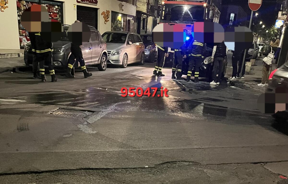PAURA A PATERNÒ PER UN PRINCIPIO D'INCENDIO SU UN'AUTO PARCHEGGIATA - 