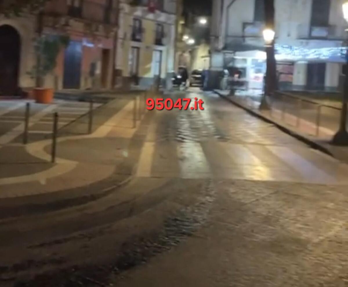 PATERNO'. MACCHIA D'OLIO IN MEZZO ALLA STRADA , TANTI INCIDENTI IN POCHE ORE - 