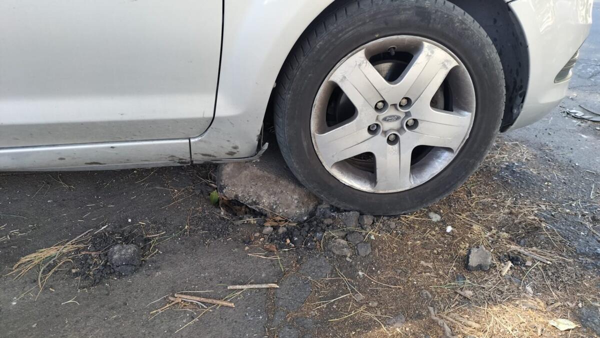 LA SEGNALAZIONE DI UN NOSTRO LETTORE: PERICOLOSE CONDIZIONI DEL MANTO STRADALE ALL'USCITA DELL'ISTITUTO SCIENTIFICO DI PATERNÒ - 