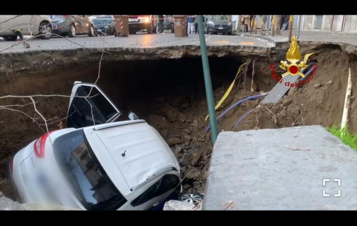 NAPOLI, SI APRE VORAGINE, INGHIOTTITE DUE AUTO (UNA IN TRANSITO). FERITI "MIRACOLATI, POTEVA FINIRE PEGGIO" - 
