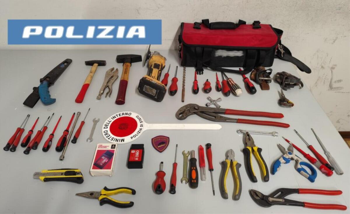 CATANIA, IN MACCHINA CON 40 STRUMENTI DA SCASSO: DENUNCIATO - 