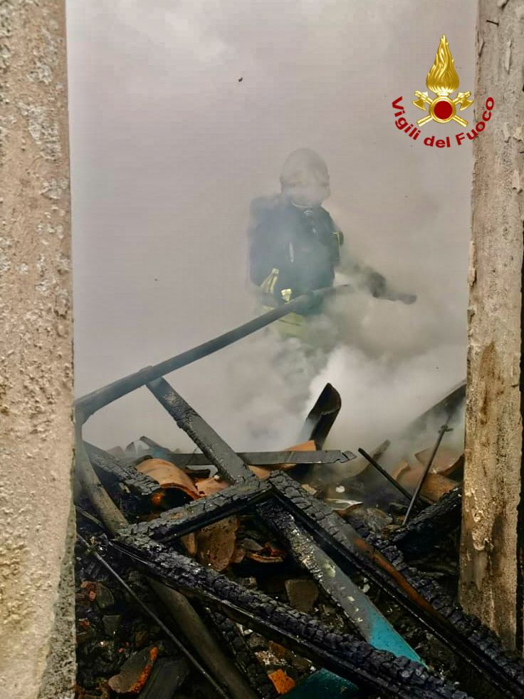 I VIGILI DEL FUOCO INTERVENGONO PER UN INCENDIO IN UNA CASA RURALE AD ACI CATENA