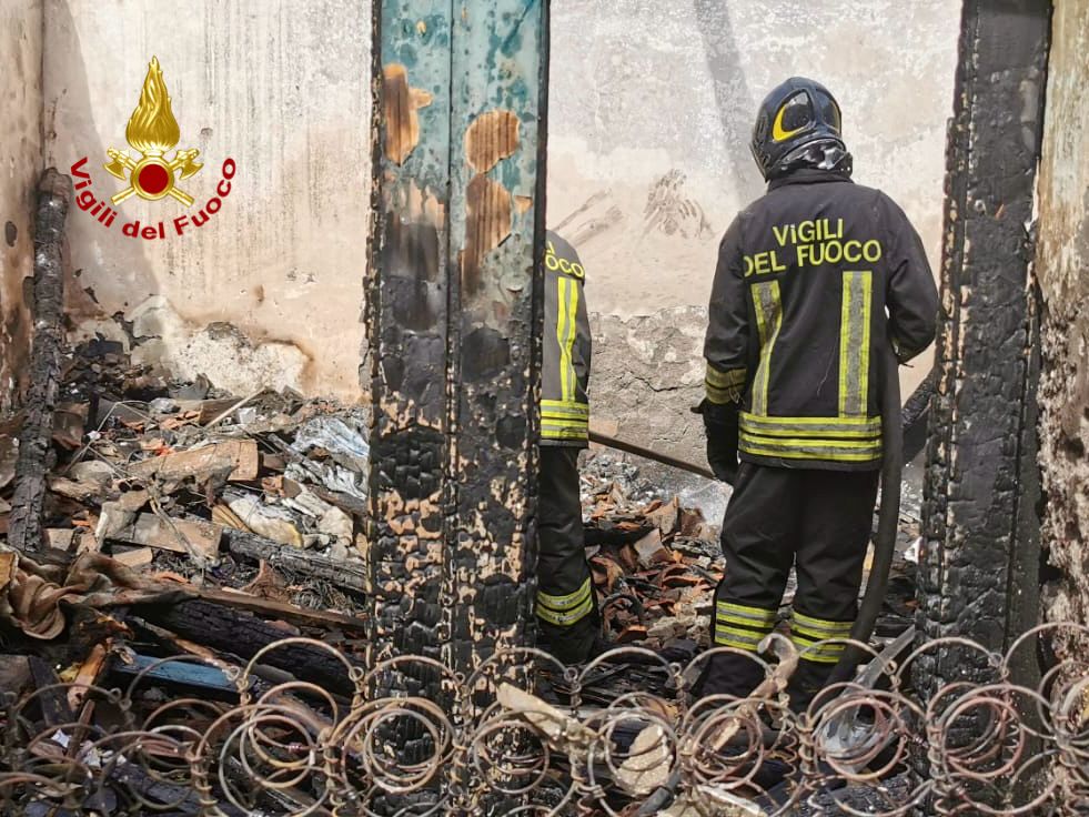 I VIGILI DEL FUOCO INTERVENGONO PER UN INCENDIO IN UNA CASA RURALE AD ACI CATENA