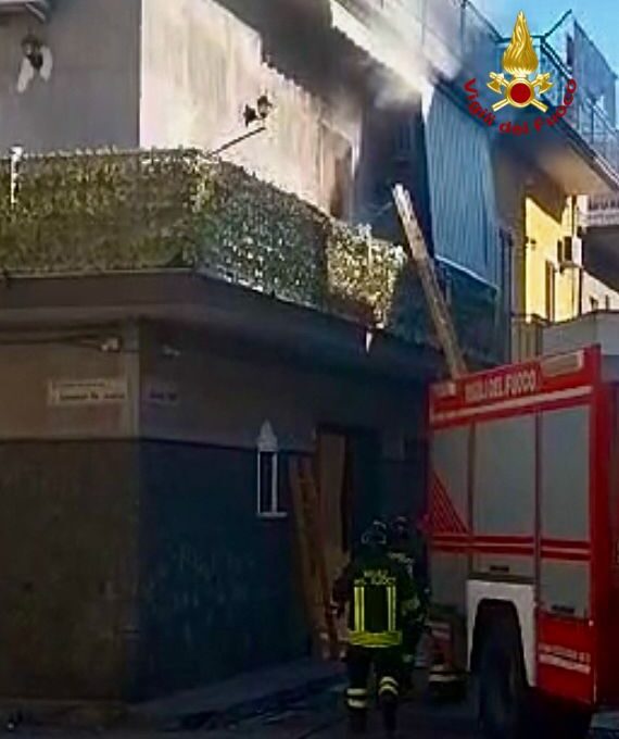 PATERNÒ.  INCENDIO IN UN APPARTAMENTO IN VIA DE AMICIS, FERITI NONNA E NIPOTE