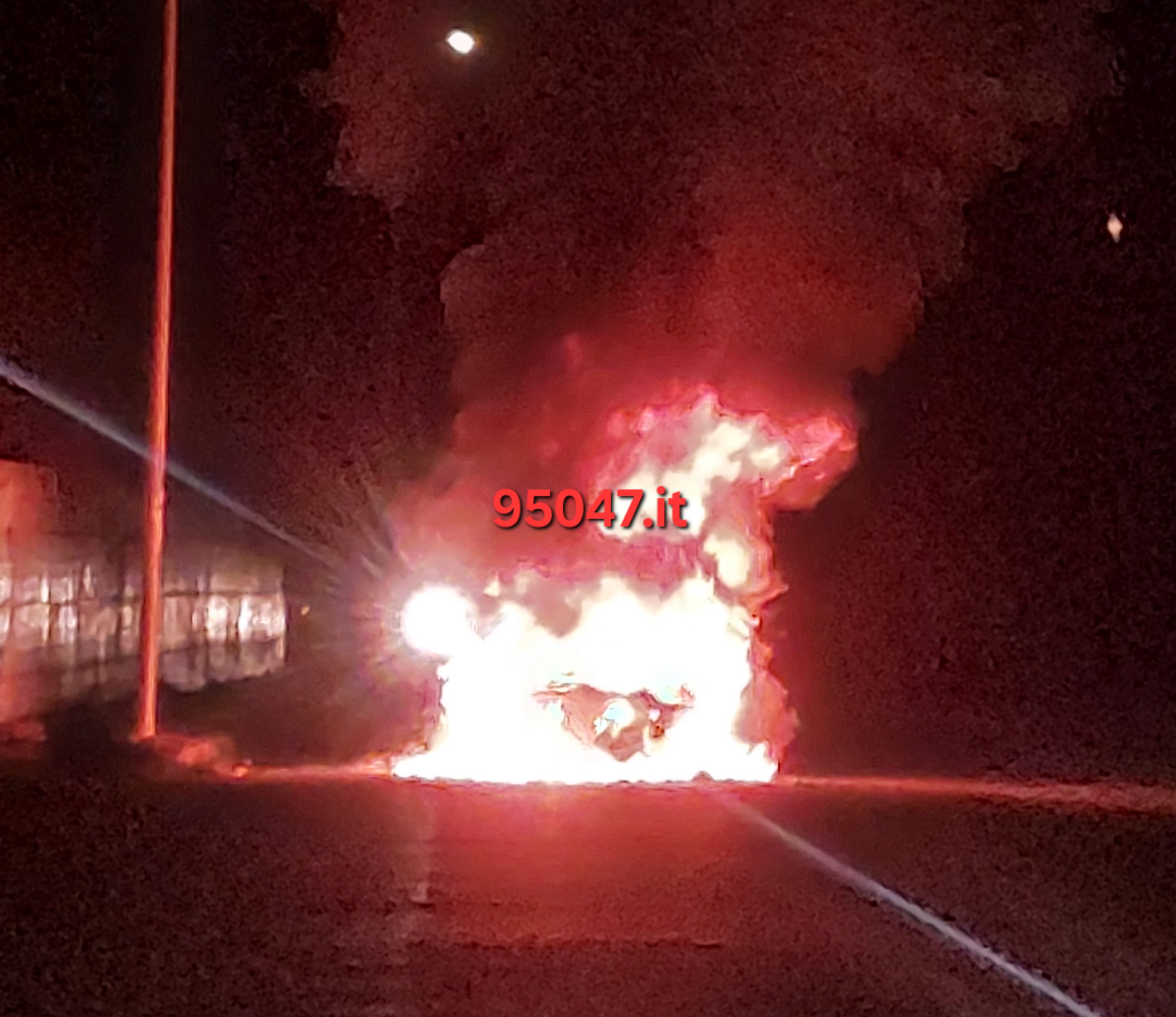 PATERNÒ. L’AUTO PRENDE FUOCO DURANTE LA MARCIA, PAURA IN VIA DEI CORALLI