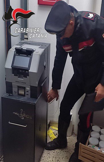FIUMEFREDDO DI SICILIA: TENTA DI RIPULIRE LA CASSAFORTE DEL SUPERMERCATO: ARRESTATO DAI CARABINIERI.