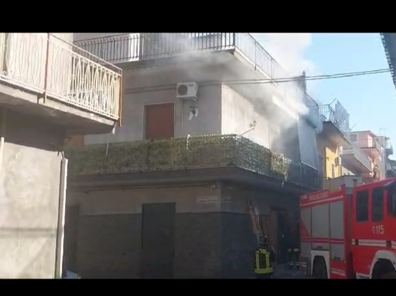 PATERNÒ.  INCENDIO IN UN APPARTAMENTO IN VIA DE AMICIS, FERITI NONNA E NIPOTE