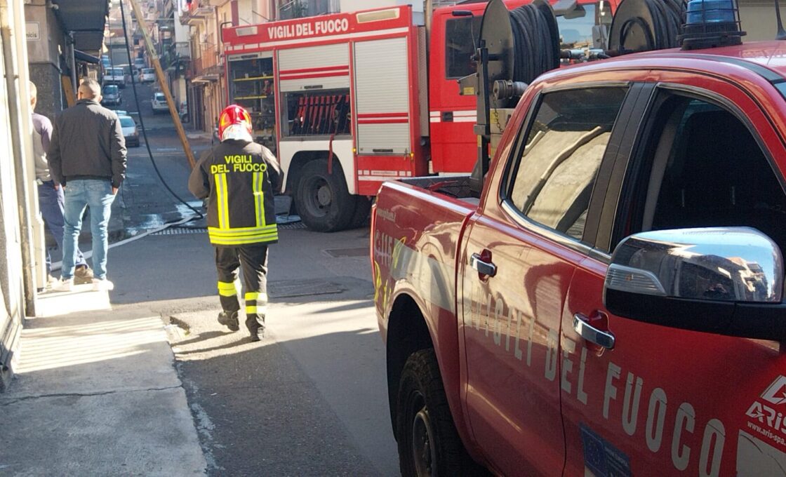PATERNÒ.  INCENDIO IN UN APPARTAMENTO IN VIA DE AMICIS, FERITI NONNA E NIPOTE