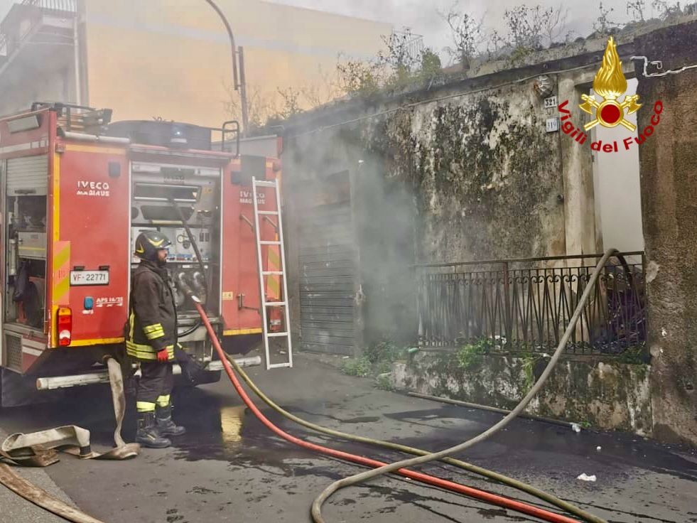 I VIGILI DEL FUOCO INTERVENGONO PER UN INCENDIO IN UNA CASA RURALE AD ACI CATENA