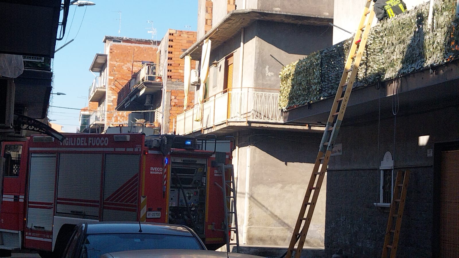 INCENDIO IN UN'APPARTAMENTO DI VIA ABATE MELI: VIGILI DEL FUOCO SUL POSTO