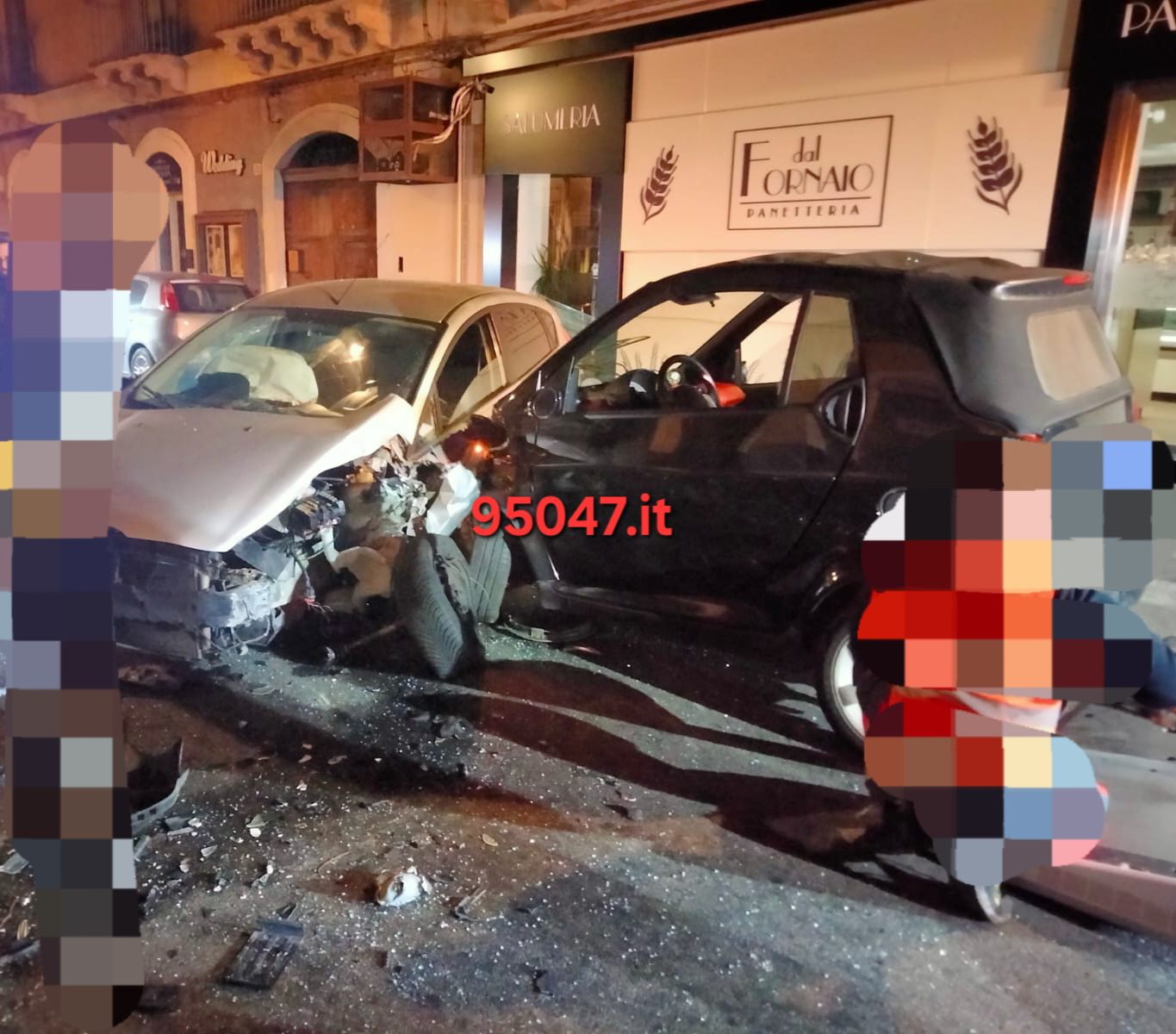 PATERNO’: VIOLENTISSIMO SCONTRO TRA DUE AUTO NELLA CENTRALISSIMA VIA VITTORIO EMANUELE NELLA NOTTE