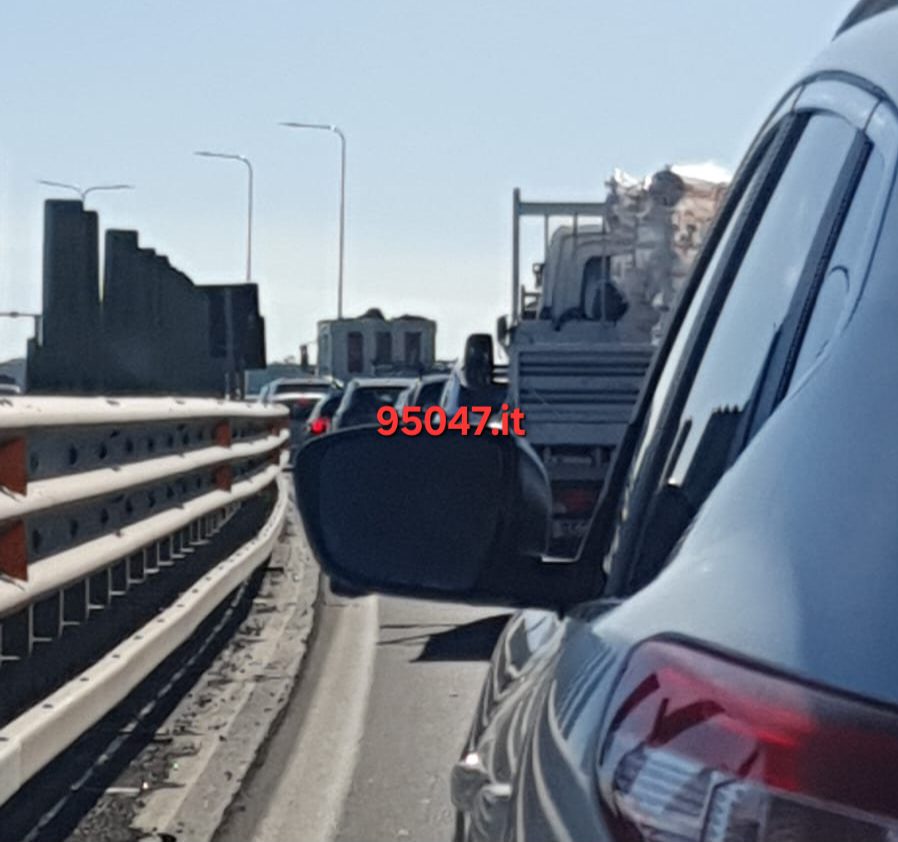 INCIDENTE SULLA SS121, SOCCORSI SUL POSTO E SUPERSTRADA CHIUSA