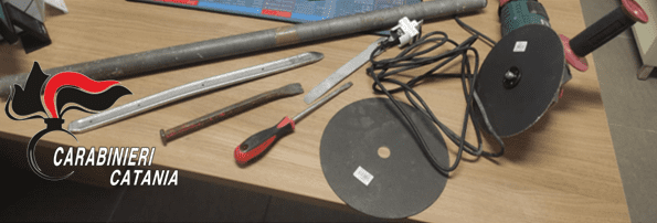 FIUMEFREDDO DI SICILIA: TENTA DI RIPULIRE LA CASSAFORTE DEL SUPERMERCATO: ARRESTATO DAI CARABINIERI.