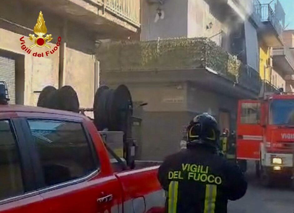 PATERNÒ.  INCENDIO IN UN APPARTAMENTO IN VIA DE AMICIS, FERITI NONNA E NIPOTE