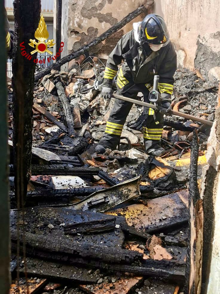 I VIGILI DEL FUOCO INTERVENGONO PER UN INCENDIO IN UNA CASA RURALE AD ACI CATENA