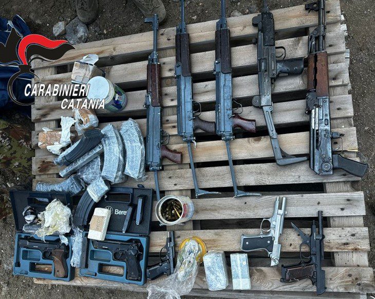 PATERNÒ.UN ARSENALE DEL CLAN MAFIOSO ASSINNATA TROVATO SOTTOTERRA IN CONTRADA COSCIA DEL PONTE: «ARMI MICIDIALI»