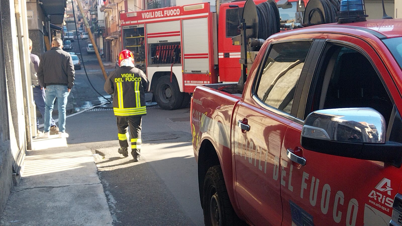 INCENDIO IN UN'APPARTAMENTO DI VIA ABATE MELI: VIGILI DEL FUOCO SUL POSTO