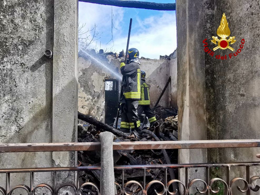 I VIGILI DEL FUOCO INTERVENGONO PER UN INCENDIO IN UNA CASA RURALE AD ACI CATENA