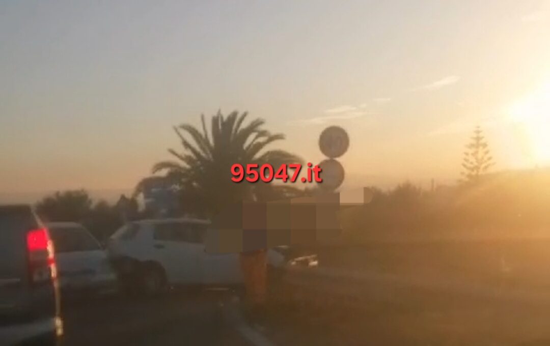 INCIDENTE SULLA SS284: DUE AUTOVETTURE COINVOLTE VICINO ALLO SVINCOLO PATERNÒ RAGALNA