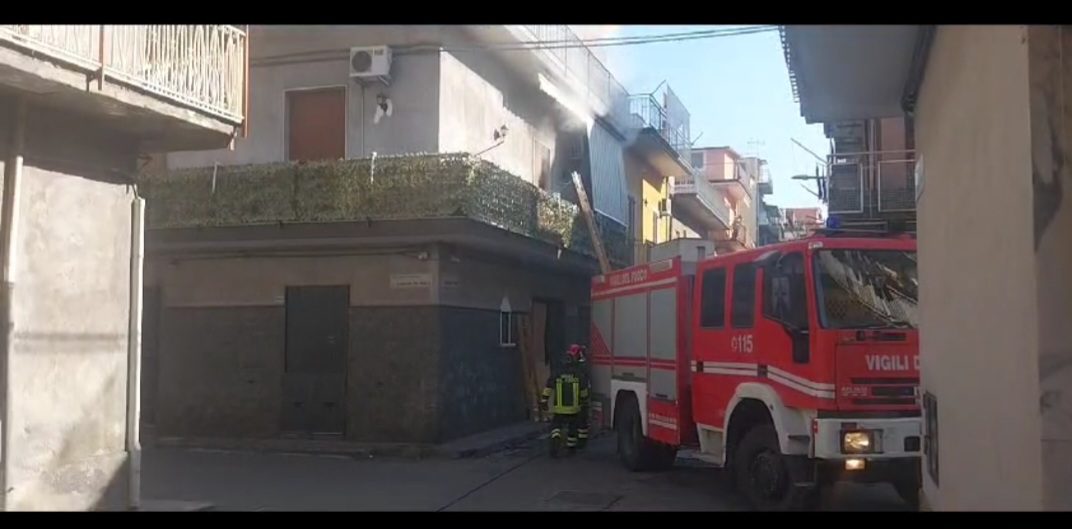 PATERNÒ.  INCENDIO IN UN APPARTAMENTO IN VIA DE AMICIS, FERITI NONNA E NIPOTE