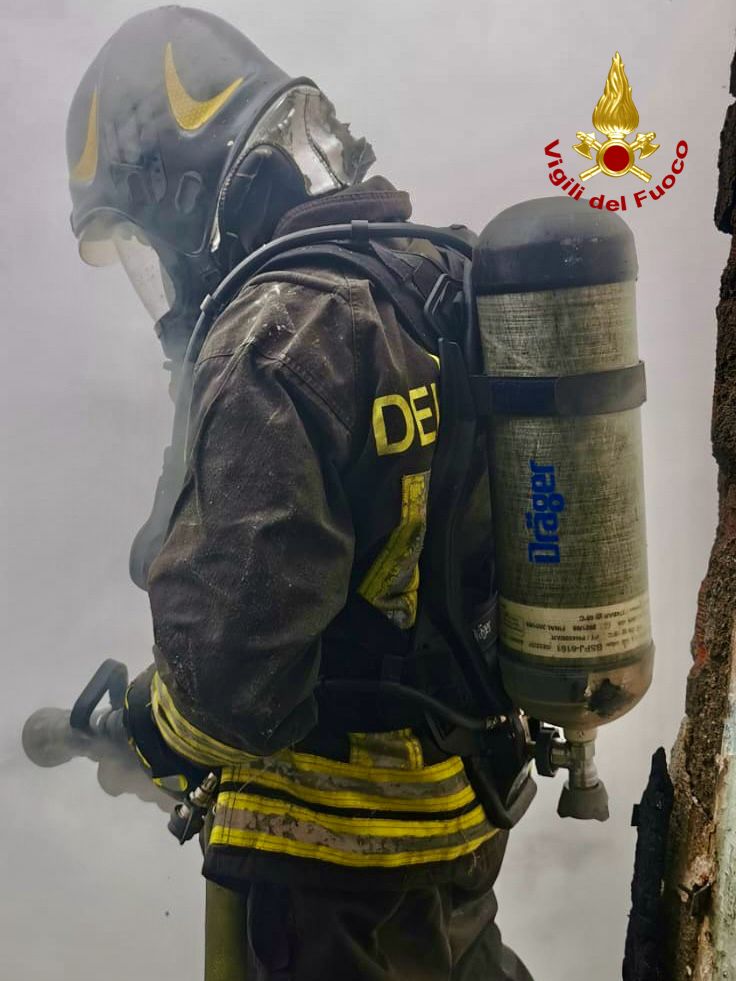 I VIGILI DEL FUOCO INTERVENGONO PER UN INCENDIO IN UNA CASA RURALE AD ACI CATENA