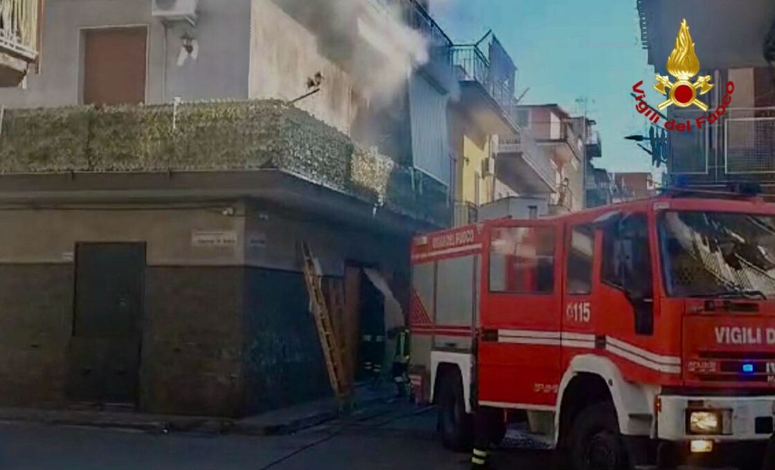 PATERNÒ.  INCENDIO IN UN APPARTAMENTO IN VIA DE AMICIS, FERITI NONNA E NIPOTE