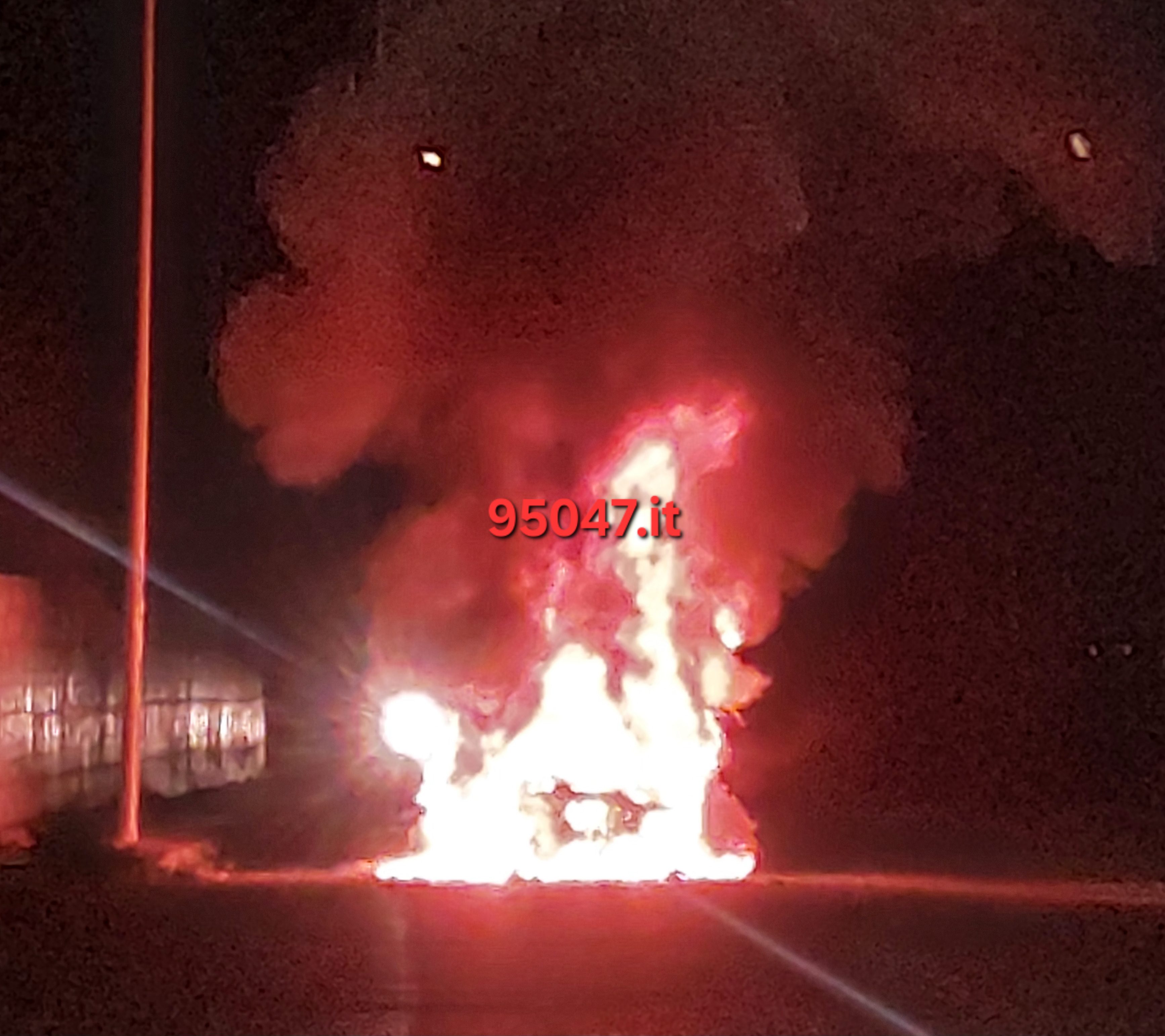 PATERNÒ. L’AUTO PRENDE FUOCO DURANTE LA MARCIA, PAURA IN VIA DEI CORALLI