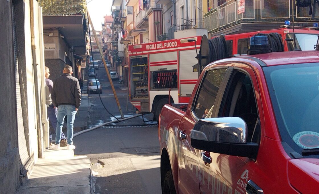 PATERNÒ.  INCENDIO IN UN APPARTAMENTO IN VIA DE AMICIS, FERITI NONNA E NIPOTE