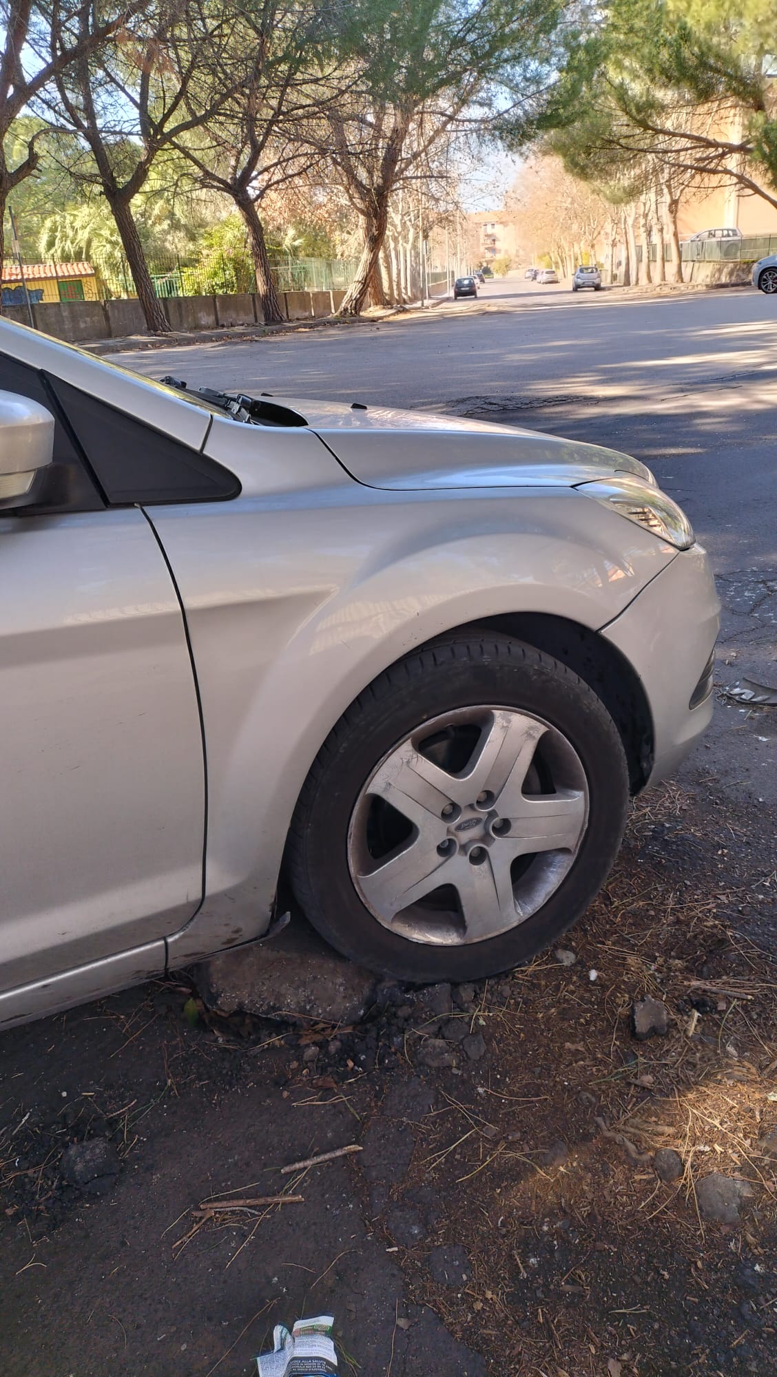 LA SEGNALAZIONE DI UN NOSTRO LETTORE: PERICOLOSE CONDIZIONI DEL MANTO STRADALE ALL'USCITA DELL'ISTITUTO SCIENTIFICO DI PATERNÒ