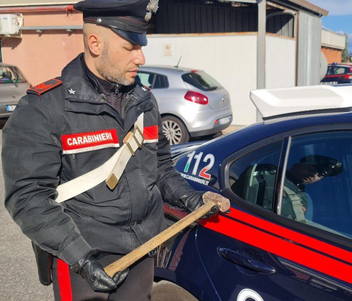 CATANIA , DISTRUGGE LA MACCHINA DELLA COMPAGNA A MARTELLATE, ARRESTATO DAI CARABINIERI. - 