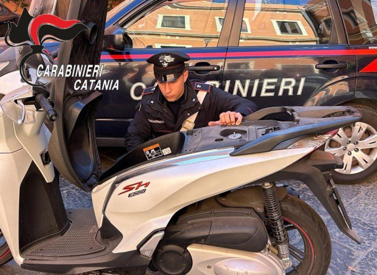 ACIREALE, A BORDO DI UNO SCOOTER RUBATO TENTA DI SCAPPARE AI CARABINIERI MA VIENE ARRESTATO - 
