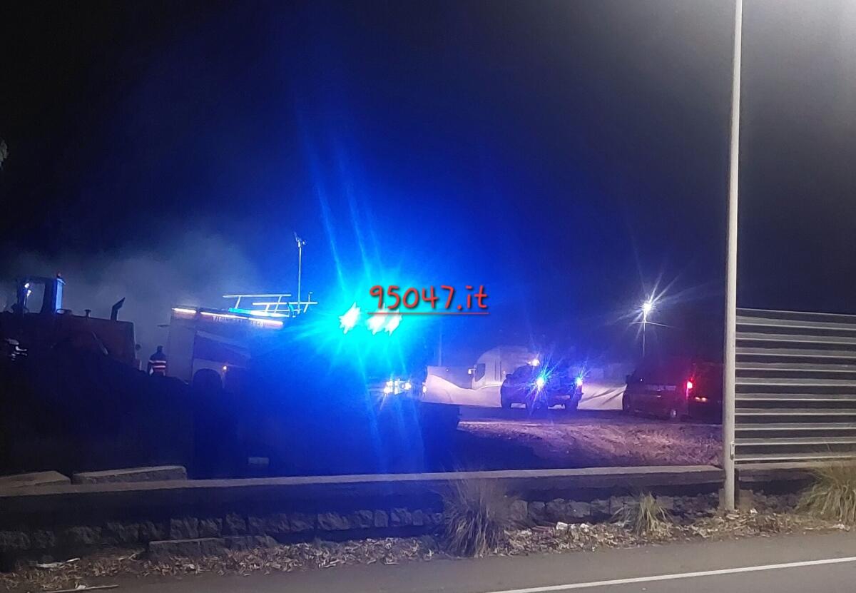 INCENDIO IN UN CAPANNONE A BELPASSO: INTERVENTO IMMEDIATO DEI VIGILI DEL FUOCO - 