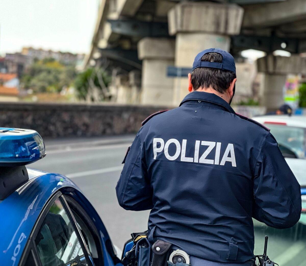 CATANIA: TROVATI CAPI D’ABBIGLIAMENTO IN AUTO, DENUNCIATO UN UOMO - 