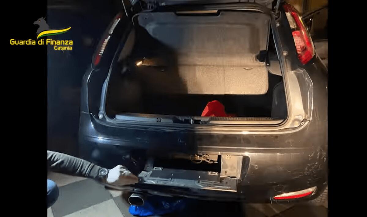 CATANIA. TRASPORTA IN AUTO 4 CHILI DI COCAINA NASCOSTA SOTTOLA TARGA, ARRESTATO - 