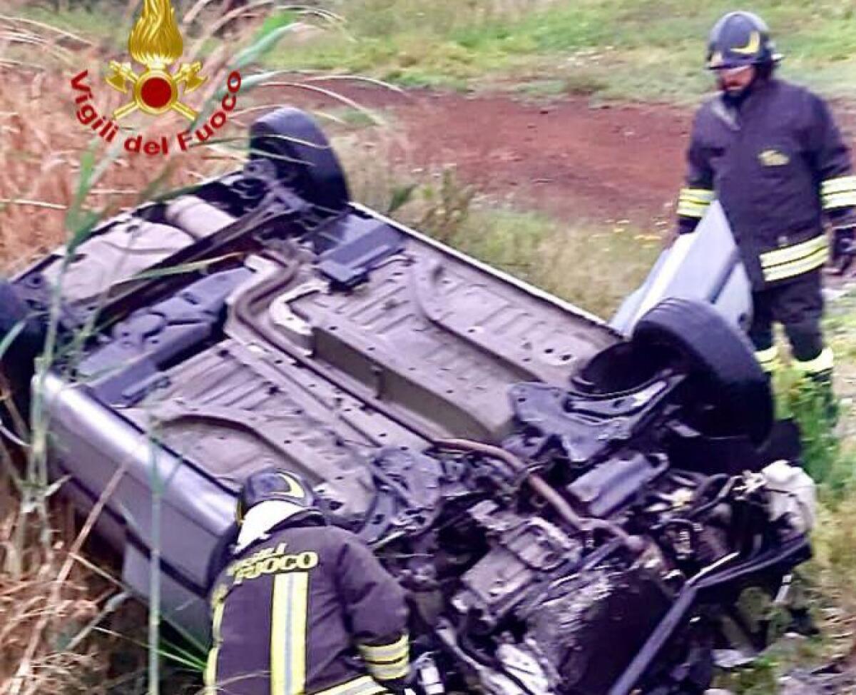 INCIDENTE SULLA SP135: AUTO SI RIBALTA TRA PATERNÒ E BELPASSO, FINENDO NELLA VEGETAZIONE. FERITO IL CONDUCENTE - 
