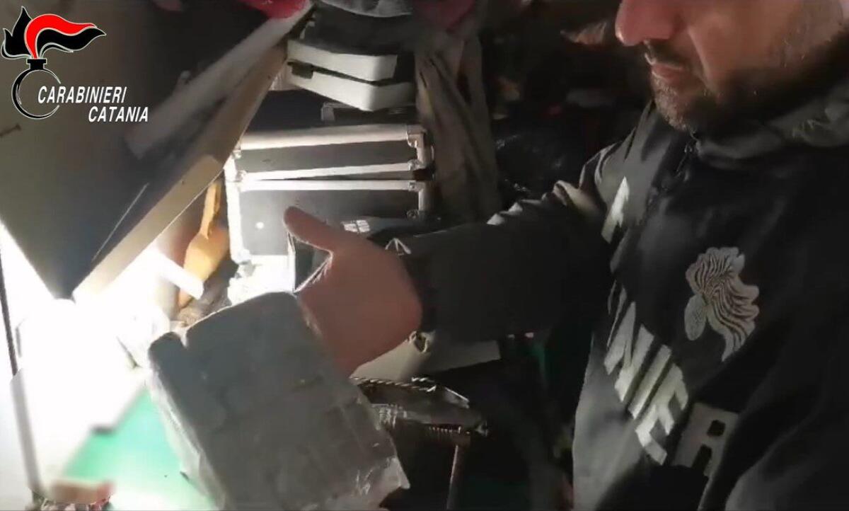 CATANIA. SCOVANO UN DEPOSITO DI DROGA AL VILLAGGIO S. AGATA CON CIRCA 1 KG DI STUPEFACENTE. PREGIUDICATO ARRESTATO - 