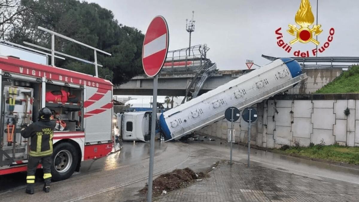 CAMION SFONDA IL GUARD RAIL E CADE DAL CAVALCAVIA A BRINDISI: SALVI CONDUCENTE E I DUE CAGNOLINI A BORDO - 