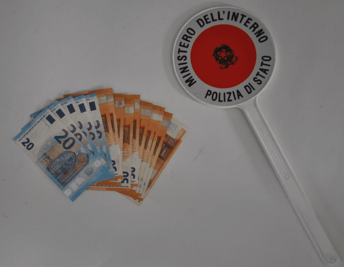 ADRANO. 20ENNE TROVA SEICENTO EURO E LI CONSEGNA ALLA POLIZIA - 