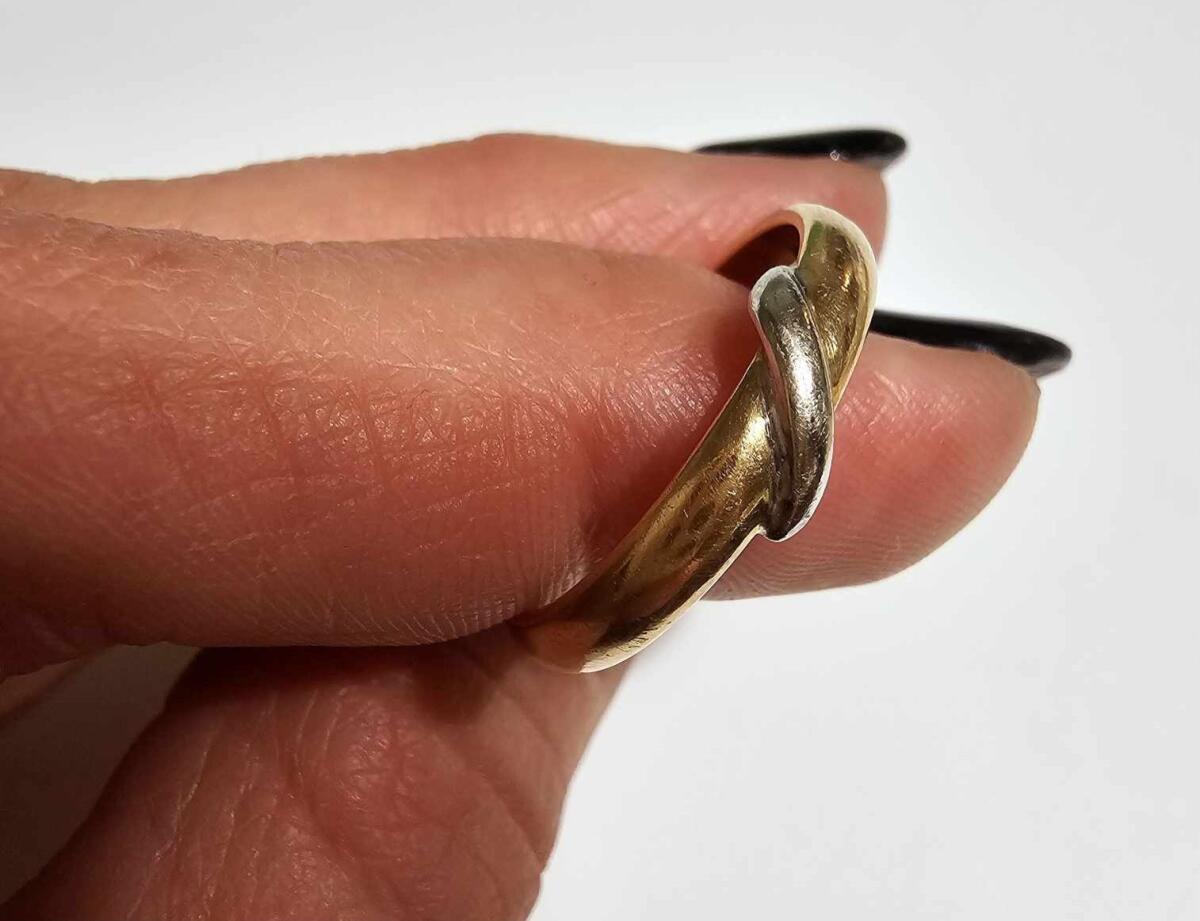 PATERNO'. CHI HA PERSO QUESTA FEDE NUZIALE? - 