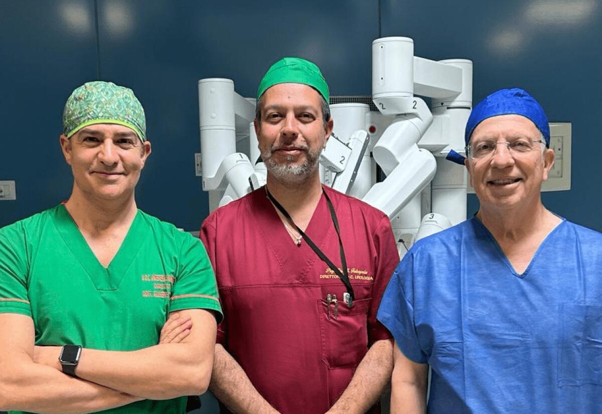 PRIMO INTERVENTO DI CHIRURGIA ROBOTICA AL GARIBALDI DI CATANIA, A OPERARE SONO IL ROBOT E IL CHIRURGO COL JOYSTICK - 