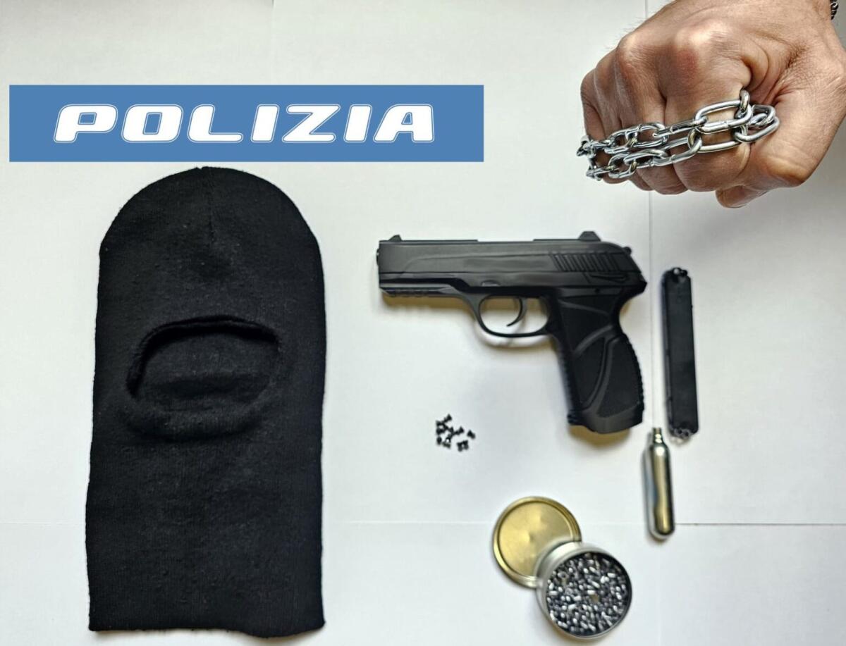 ACIREALE. ALLA PARTITA DI CALCIO CON UNA PISTOLA A PIOMBINI, PASSAMONTAGNA E BOMBOLETTE DI GAS: DENUNCIATO - 