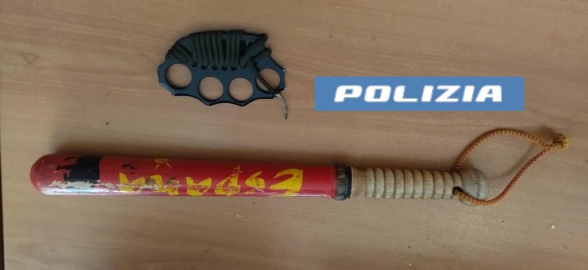 CATANIA. BLOCCATO DOPO UN INSEGUIMENTO: ERA IN POSSESSO DI UN “TIRAPUGNI” E UNA MAZZA DA BASEBALL TRA I SEDILI ANTERIORI - 