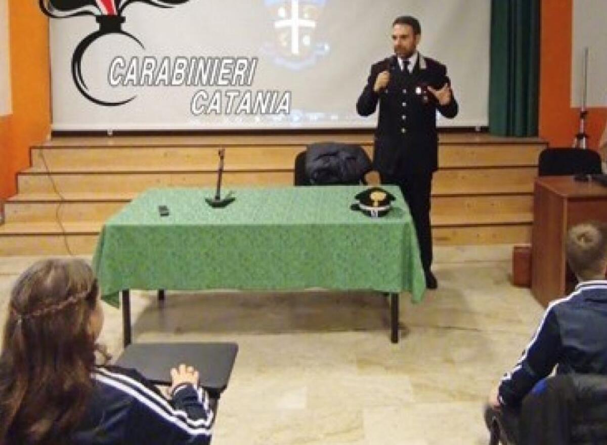 PATERNÒ . UN CARABINIERE PER AMICO - INIZIATIVA DELL'ARMA DEI CARABINIERI IN DUE SCUOLE - 