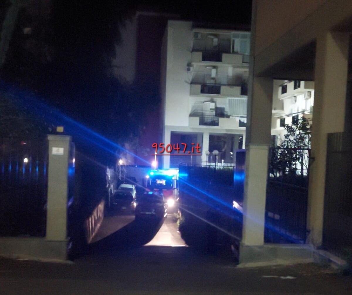 INCENDIO OGGI A PATERNO', PAURA IN VIA DELLE ROSE - 