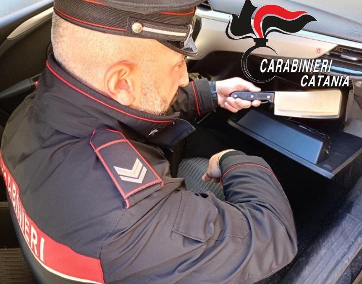 CATANIA CONTROLLI SERRATI DEI CARABINIERI DENUNCIATO 31 ENNE , IN GIRO CON UNA MANNAIA. - 