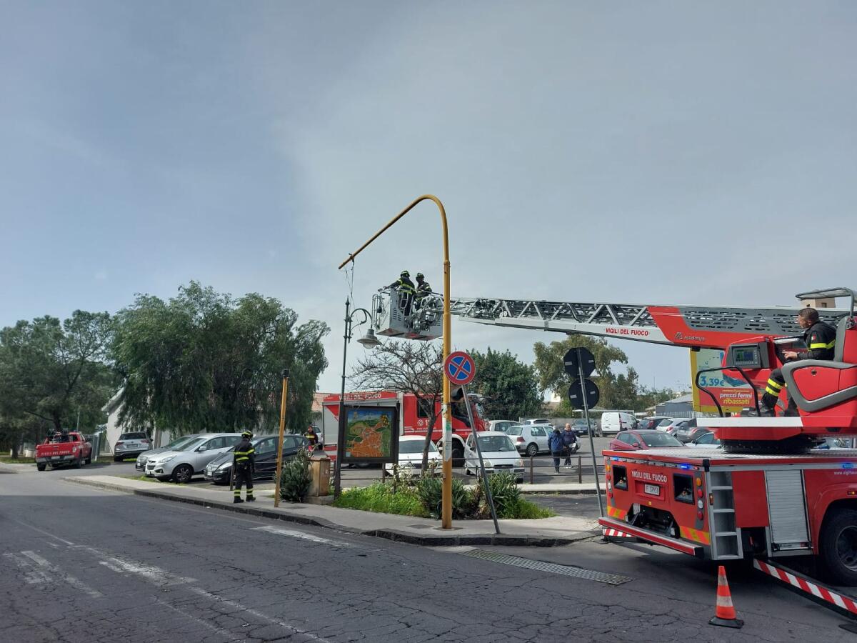 VENTO FORTE, SEMAFORO PERICOLANTE AL CORSO ITALIA: INTERVENTO DEI VIGILI DEL FUOCO - 