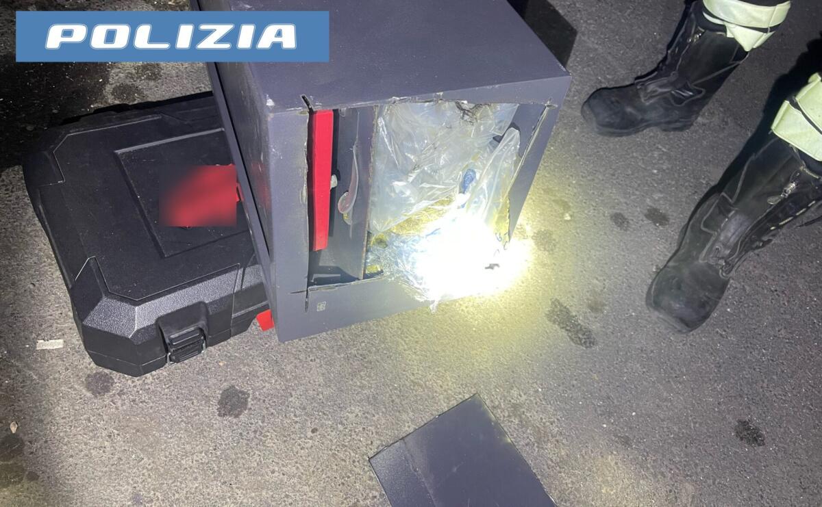 CATANIA. I POLIZIOTTI RINVENGONO UNA CASSAFORTE, LA APRONO E TROVANO MARJUANA E HASHISH - 